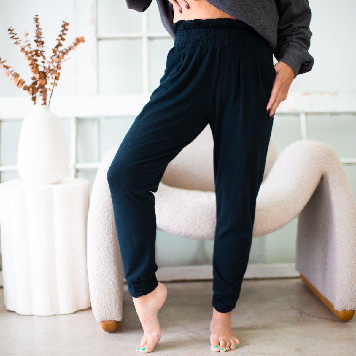 Jogger ESSENTIEL – Confort fluide, style assumé - Coeur Elephant ClothingJogger ESSENTIEL – Confort fluide, style assumépantalon joggerCoeur Elephant ClothingCoeur Elephant ClothingNoirSpantalon concu et designé au quebec par Coeur Elephant clothing. Parfait pour la tenue chic de ville ou pour le confort décontracté du quotidien Jogger de bambou spandex idéal comme base dans votre garde robe pour femme