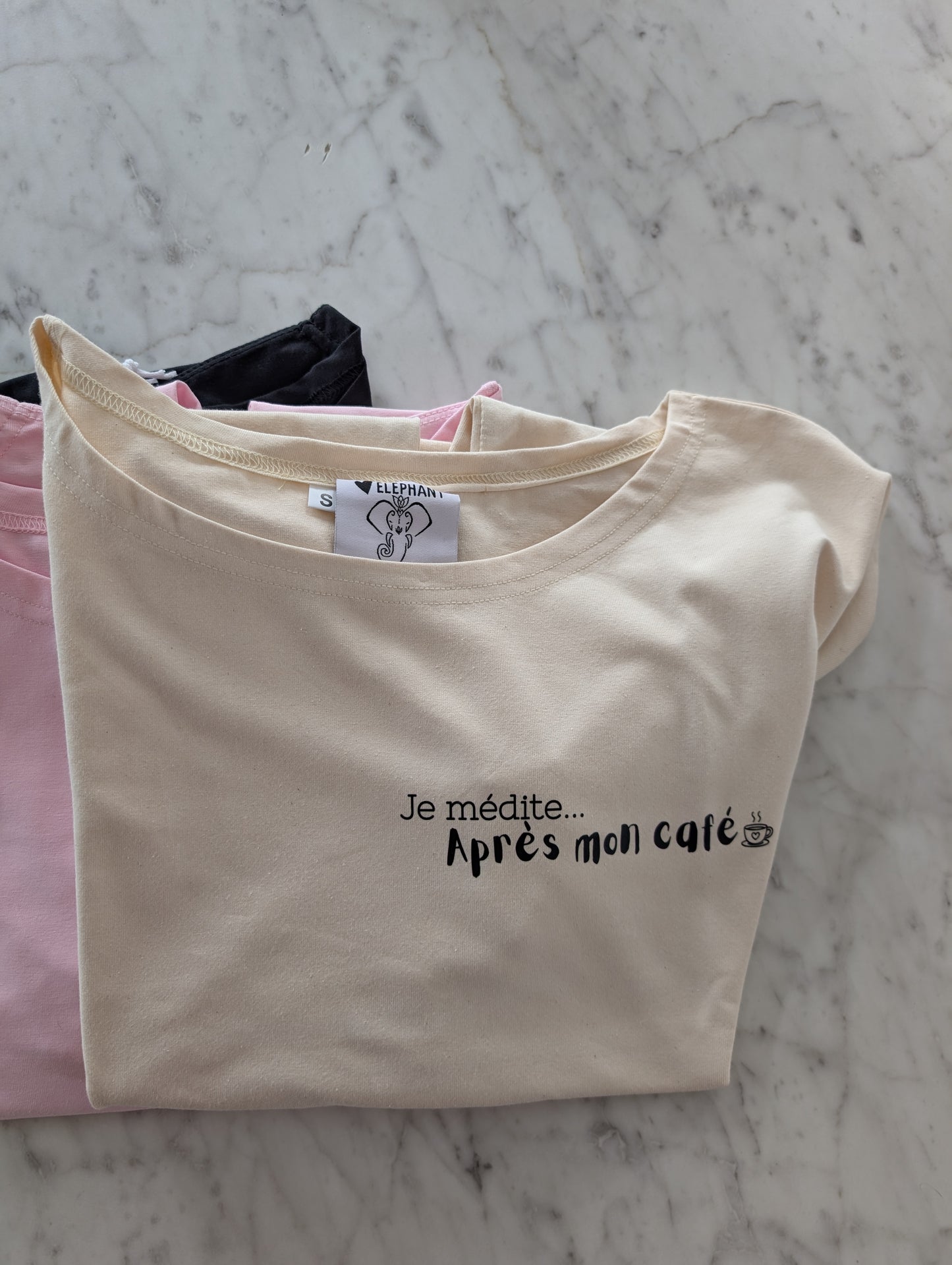 
                  
                    TShirt BELLA 🐘 JE MÉDITE APRÈS MON CAFÉ
                  
                