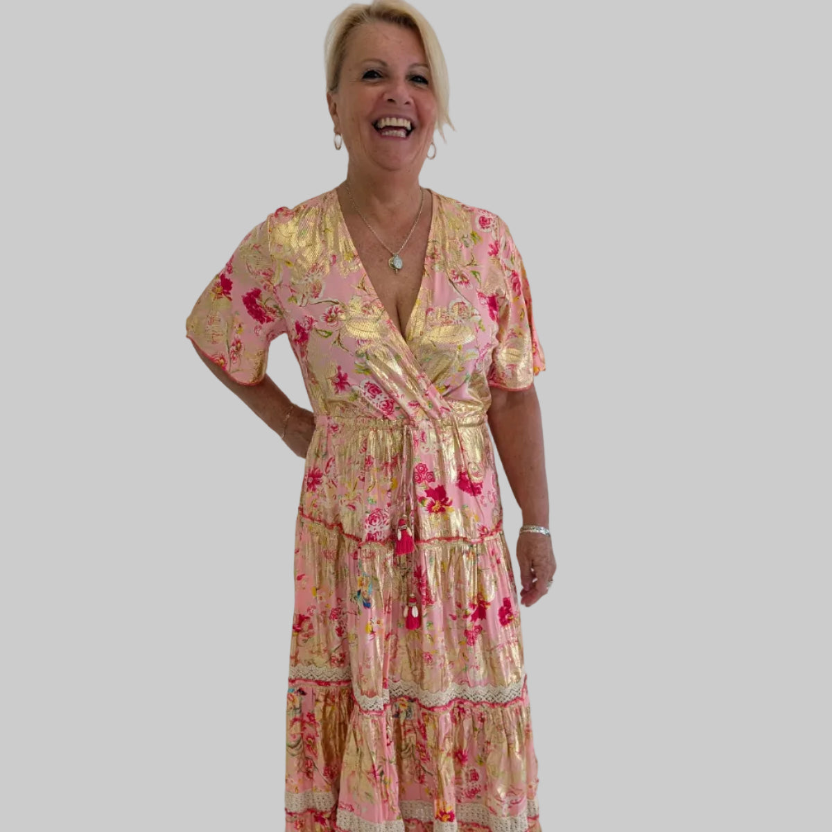 robe imprimé floral doré et fleurs rose et fushia avec volants style espagnol cache coeur coton léger et doux effet lin robe longue parfaite pour occasion fete mariage voyage spiituel ete europeen design quebecois robe manche courte longue taille ajustée
