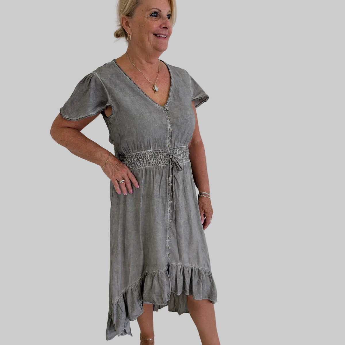 robe coton doux femme grise délavée taille ajustée avec cordon manche courte volant avec broderie bouton devant volant au bas asymétrique doux importation europe design québécois robe estivale