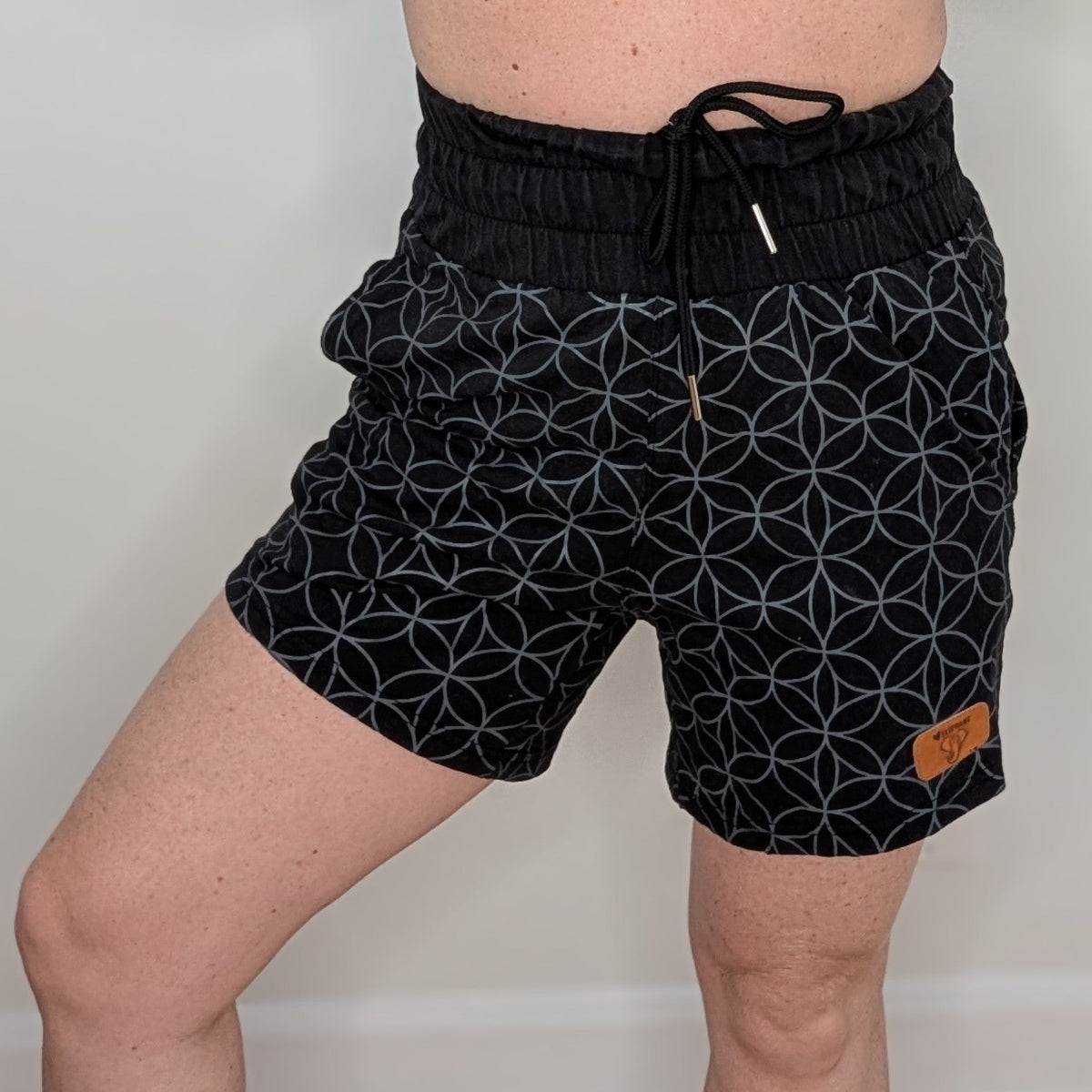 short femme court taille haute gainante ajustée short bambou spandez sport femme designer mode imprimé fleur de vie gris noir ajustement taille confortable sport durable