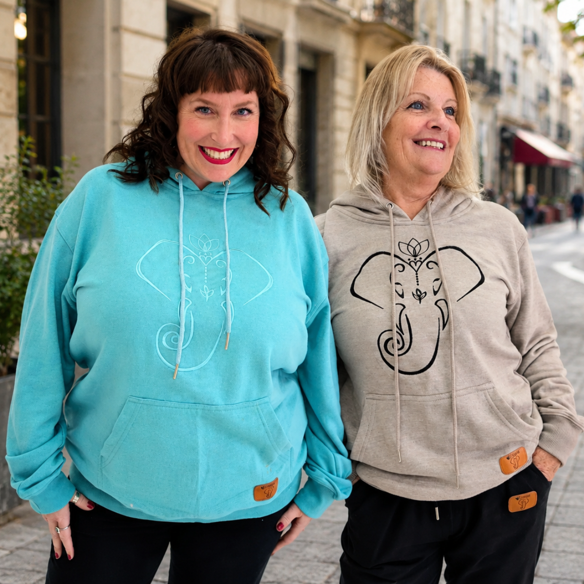 
                  
                    coton ouaté femme fait au québec vêtement design québécois coton brodé et embossé capuchon double coeur éléphant clothing
                  
                
