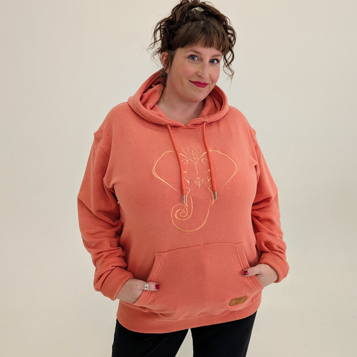 
                  
                    capuchon embossé coeur éléphant, hoodie coton ouaté femme fait au québec avec amour doux confortable et durable parfait pour cadeau
                  
                