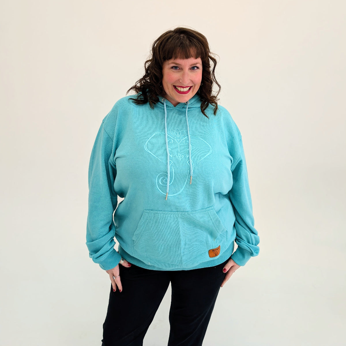 
                  
                    coton ouaté ultra doux pour femmes design au quebec manche longue kangourou coton plusieurs couleurs disponibles avec logo brodé coeur elephant au devant et patch en cuir
                  
                