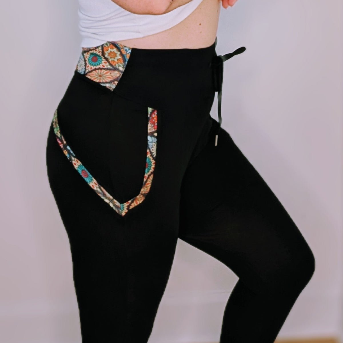 
                  
                    Jogger - MARLEY - Coeur Elephant ClothingJogger - MARLEYCoeur Elephant ClothingCoeur Elephant ClothingSJogger 95% bambou et 5% spandex ultra confortable et doux. Coupe ajustée, noir avec lycra coloré, femmes parfait pour tenue de ville ou maison
                  
                